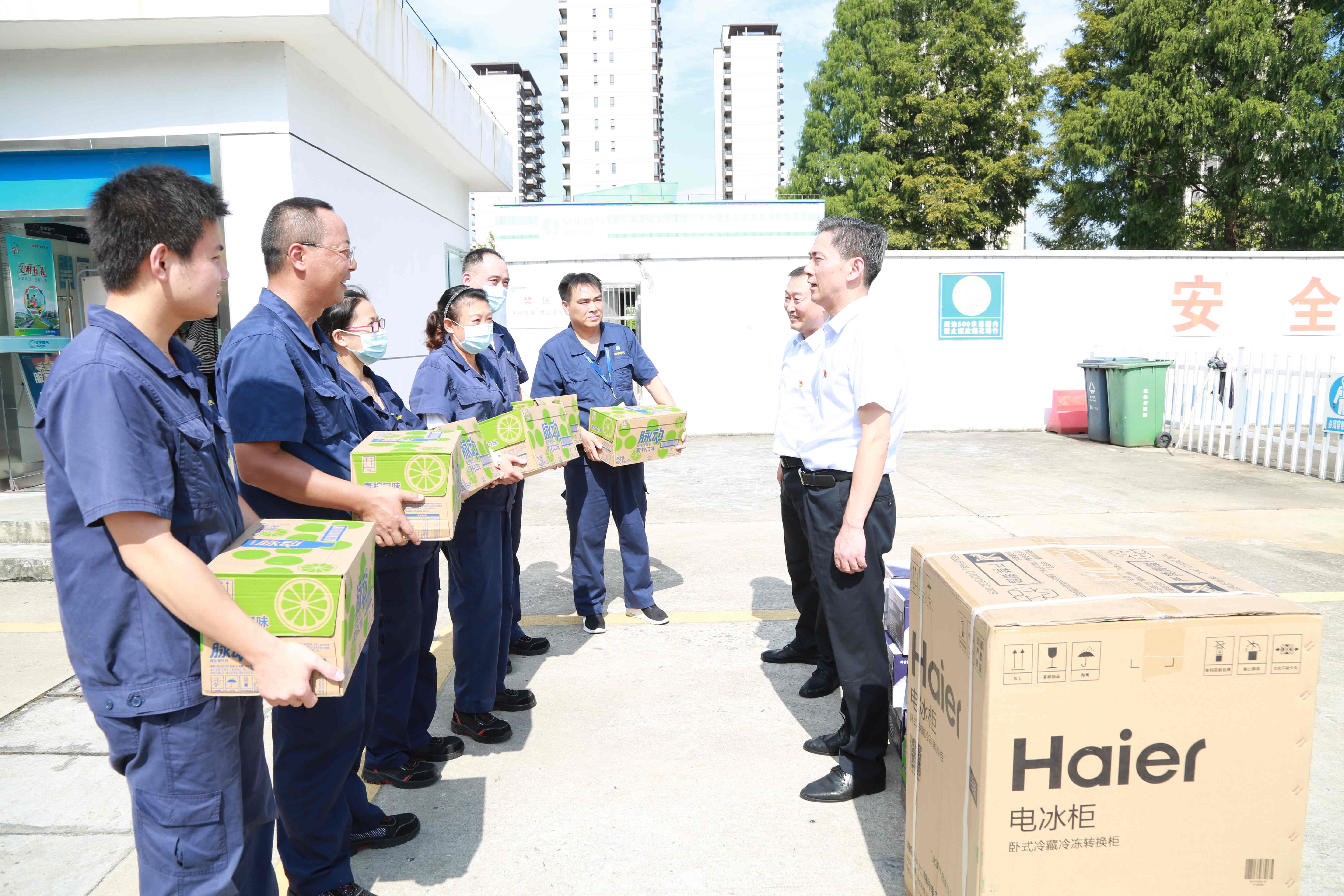 安全為本  情系職工——高溫季，安慶港華為職工撐起“遮陽傘”